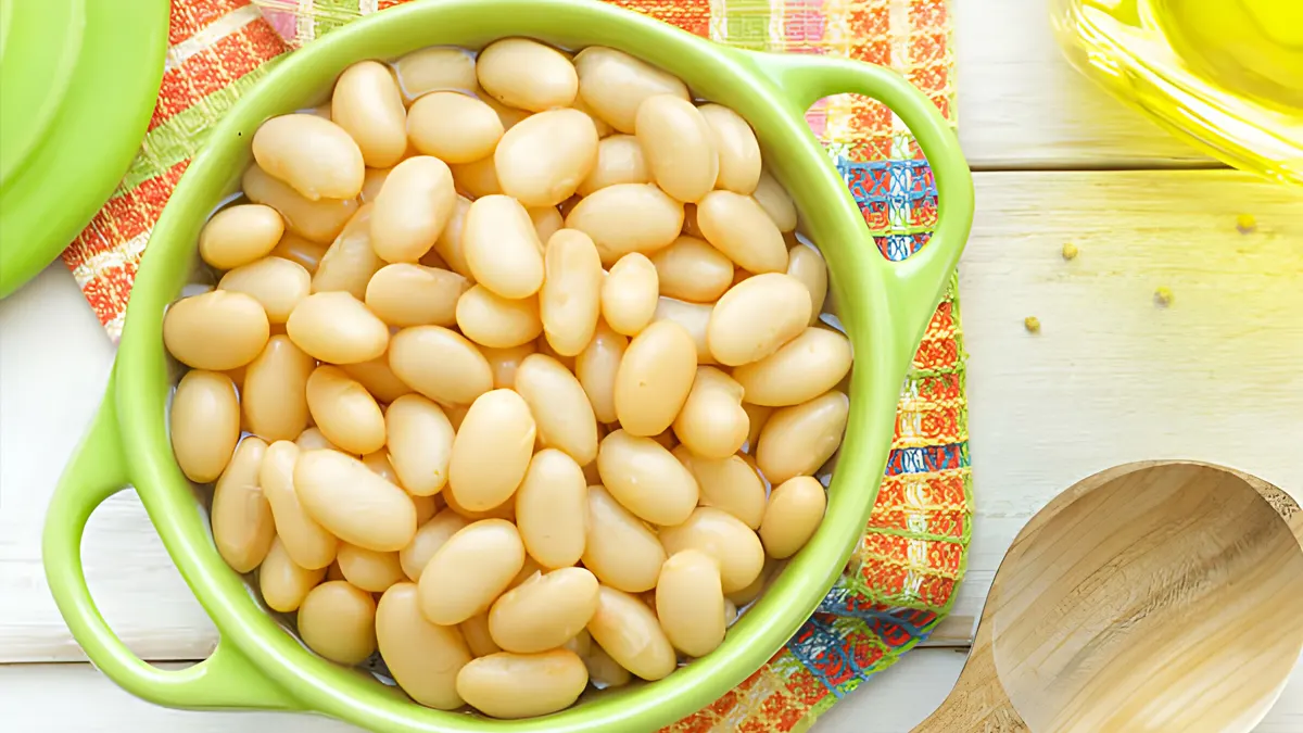  A hearty bowl of boiled butter beans 